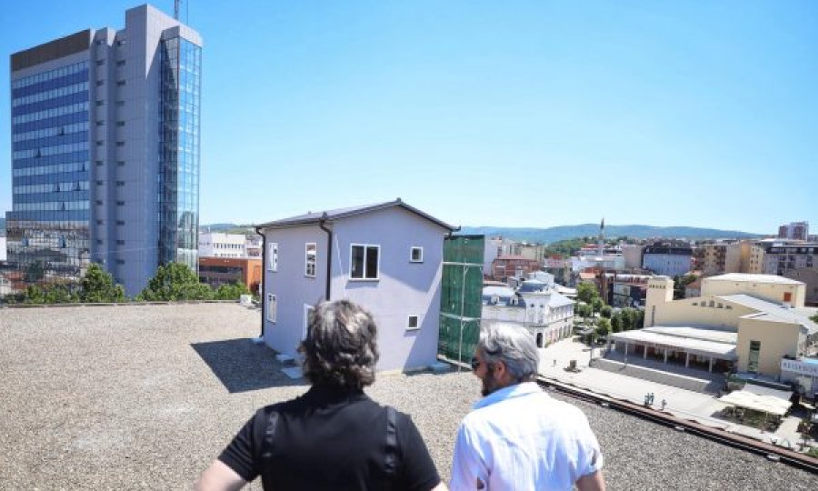 Një “ndërtim i egër” mbi ish-shtëpinë e mallrave Gërmia, Përparim Rama ngjitet për ta parë