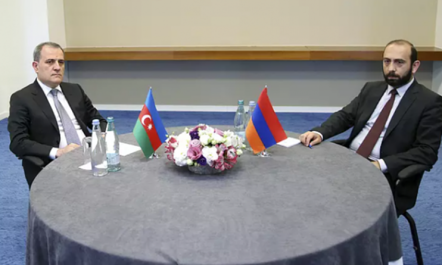Ministrat e Armenisë e Azerbajxhanit mbajnë takimin e parë që nga konflikti me mijëra të vrarë