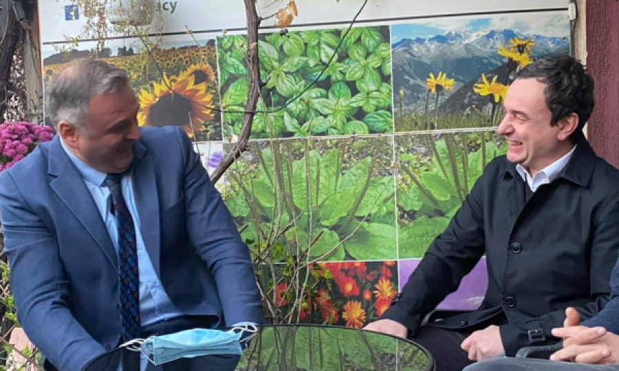 E heqin Mefin, kjo tash është foto e Kurtit virale në rrjetet sociale