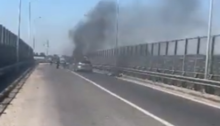 Autorët i dolën para veturës dhe zbrazën 50 plumba