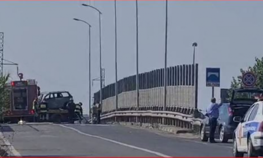 Zjarrfikësit e forcat e policisë në vend, momenti kur largohet nga mbikalimi automjeti i shkrumbuar