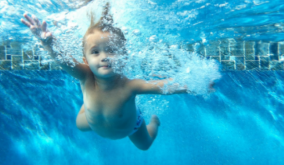 Sa muajsh mund të lahet një fëmijë në det