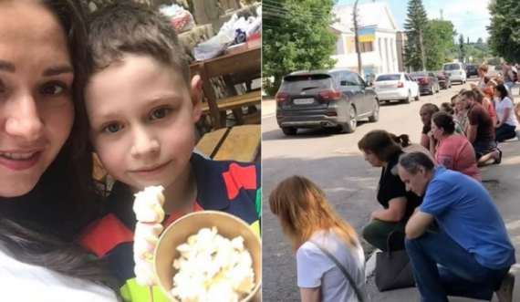 Ukrainasit ulen në gjunjë, nderojnë nënë e bir që u vranë nga raketat e Putinit