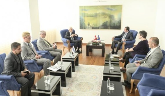 Kurti pret dy ambasadorë në zyrën e tij, tregon çka biseduan