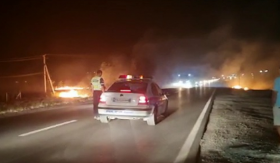 Zjarri “zbret” në autostradë