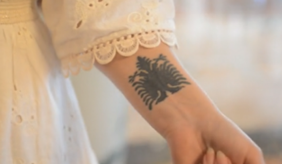 Gazetarja ukrainase bën tatuazh shqiponjën dykrerëshe