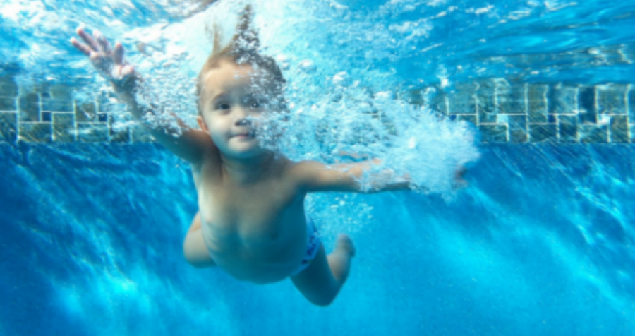 Sa muajsh mund të lahet një fëmijë në det