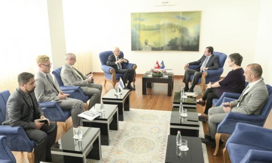Kurti pret dy ambasadorë në zyrën e tij, tregon çka biseduan