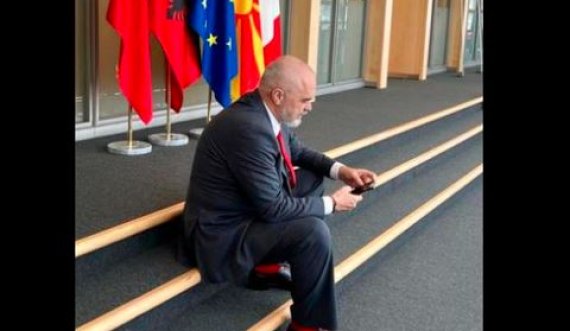 Edi Rama nga Brukseli e poston një fotografi ulur në shkallë