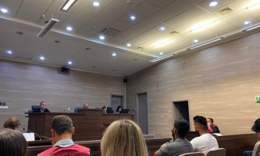 I akuzuari për vrasjen e fqinjit thotë që e kishte parë tani të ndjerin duke e kapur për fyti djalin e tij