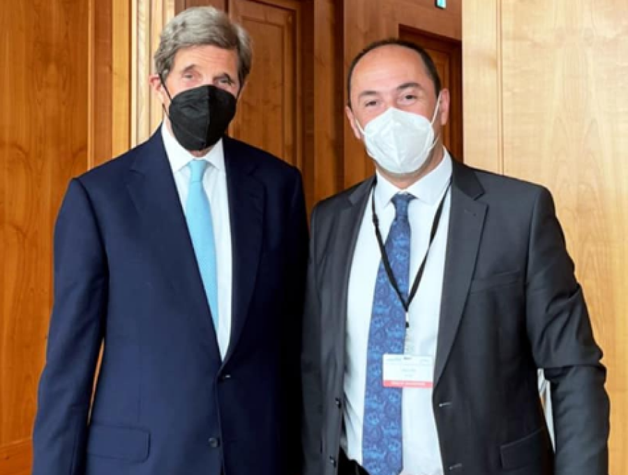 Aliu takohet me John Kerry-n në Berlin