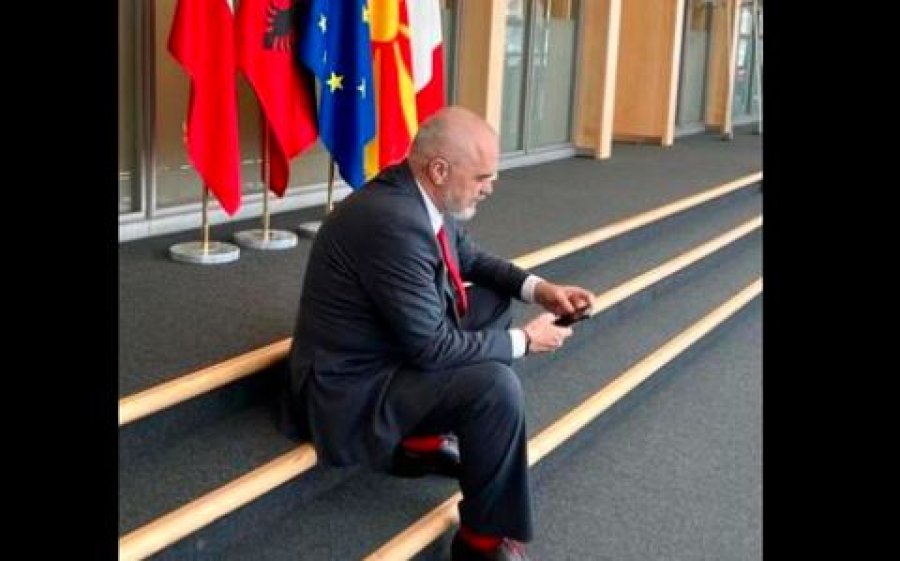 Edi Rama nga Brukseli e poston një fotografi ulur në shkallë