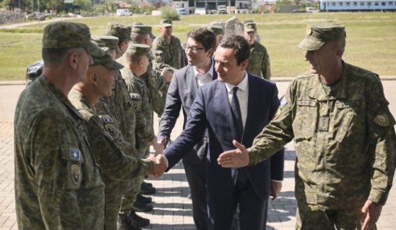  Kurti ‘frymëzon’ ushtarët: Te ju shohim trimat, të mençurit dhe guximtarët për t’u mbrojtur nga çdo rrezik 