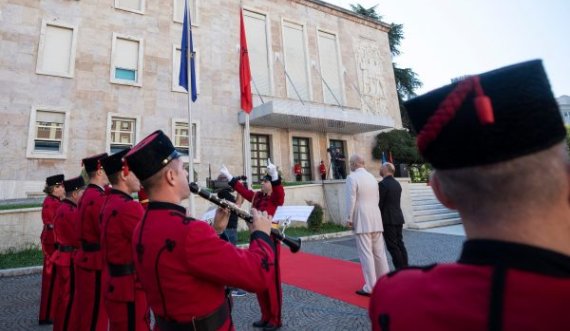 Flamuri te kryeministria, delegacioni i BE: Valvitet krah atij shqiptar, nis kapitull i ri