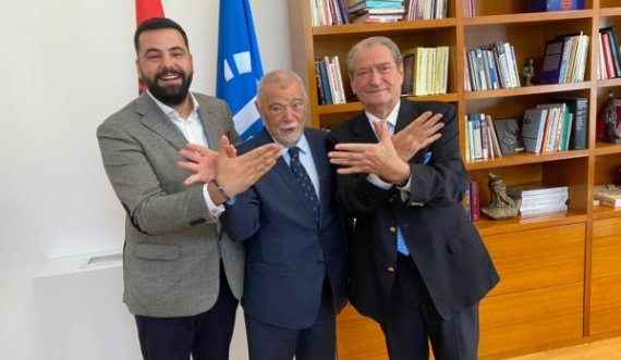 Ish-presidenti kroat bën shqiponjën me Sali Berishën