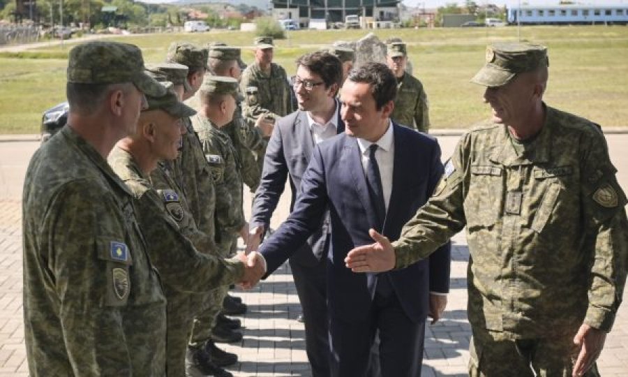  Kurti ‘frymëzon’ ushtarët: Te ju shohim trimat, të mençurit dhe guximtarët për t’u mbrojtur nga çdo rrezik 