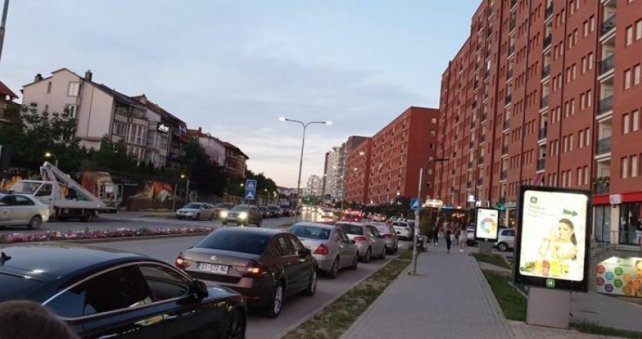 Gjuajte me armë e rrahje në rrugën B, ka të lënduar