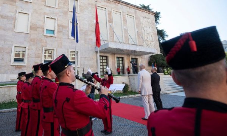 Flamuri te kryeministria, delegacioni i BE: Valvitet krah atij shqiptar, nis kapitull i ri