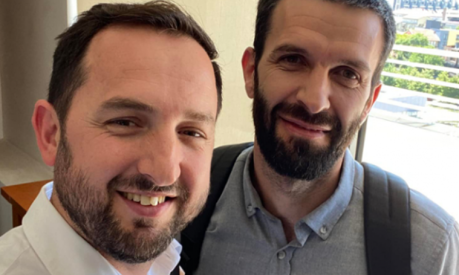Deputeti i VV-së e prezanton kolegun si haxhiun më të ri në Kuvend