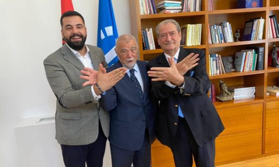 Ish-presidenti kroat bën shqiponjën me Sali Berishën