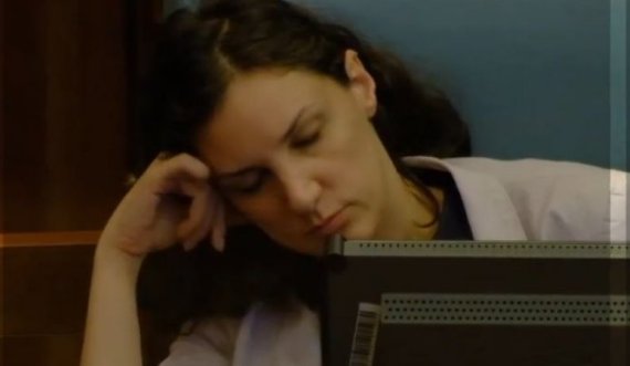 Ministren e Kurtit e merr gjumi në Kuvend