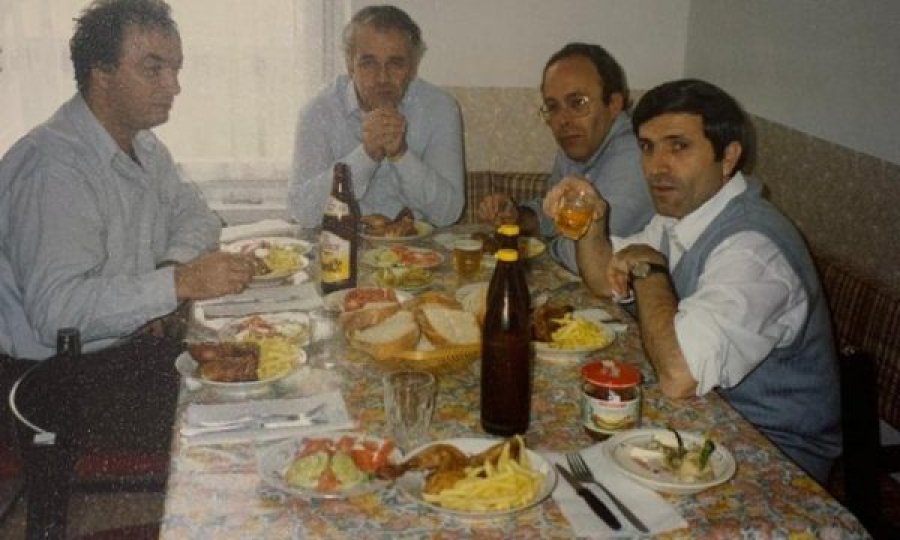 Foto e rrallë, Fatos Nano në banesën e Xhavit Halitit në vitin 1992