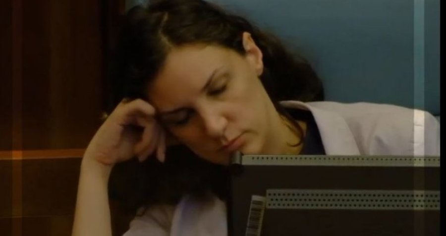 Ministren e Kurtit e merr gjumi në Kuvend