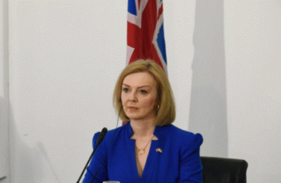 Media britanike parashikon rënien e kryeministres britanike brenda javës
