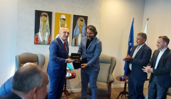 Kryetari i Prishtinës e dekoron me Çelësin e Kryeqytetit, presidentin Ilir Meta