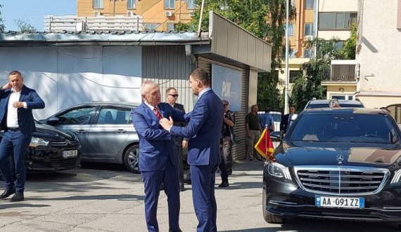 Krasniqi takohet me Metën: E falënderon për miratimin e rezolutës kundër raportit të Dick Martyt