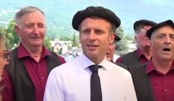 Presidenti Macron me beretë në kokë, ia merr këngës me barinjtë