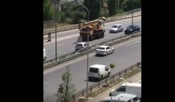 Kaos në rrugën drejt Veternikut: Një Golf 4 vozit në korsinë e kundërt