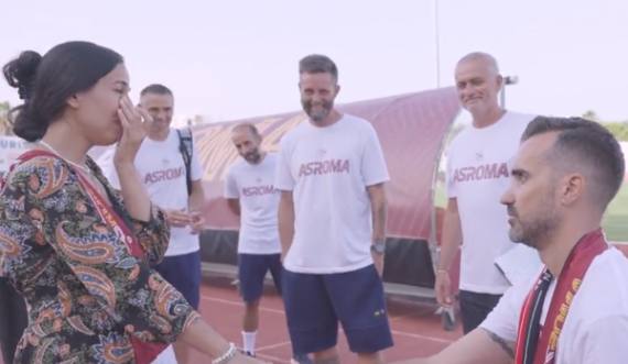 Moment për t’u mos harruar asnjëherë, tifozi i Romës i propozon të dashurës para syve të Mourinhos