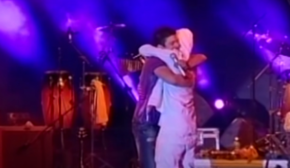 Video e rrallë: Adrian Gaxha në koncertin e fundit të Tose Proeskit para vdekjes së tij