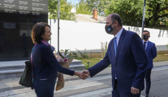 Mehmedi e Johnson flasin për pajisjen e policëve kosovarë me kamera të trupit