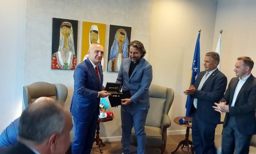 Kryetari i Prishtinës e dekoron me Çelësin e Kryeqytetit, presidentin Ilir Meta