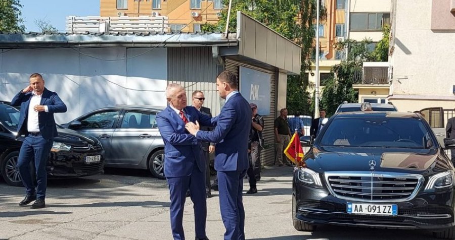 Krasniqi takohet me Metën: E falënderon për miratimin e rezolutës kundër raportit të Dick Martyt