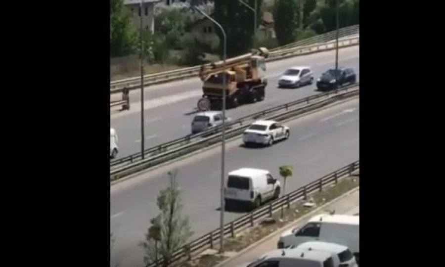 Kaos në rrugën drejt Veternikut: Një Golf 4 vozit në korsinë e kundërt