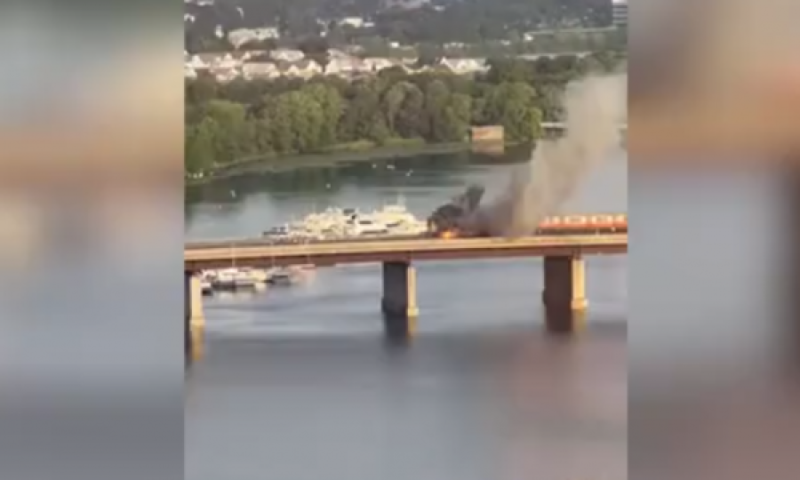 Treni përfshihet nga flakët mbi urë, pasagjerët dalin nga dritaret