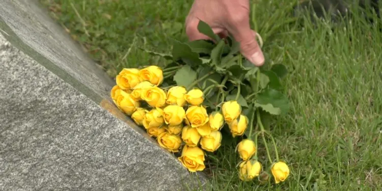 A është haram të vendosen lule të plastikës apo të gjalla mbi varr?