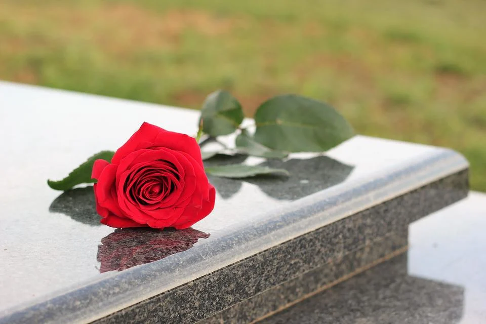 A është haram të vendosen lule të plastikës apo të gjalla mbi varr?