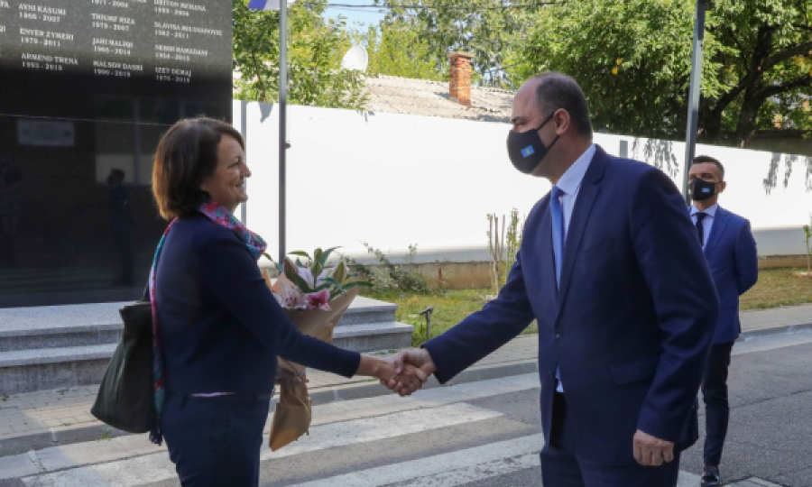 Mehmedi e Johnson flasin për pajisjen e policëve kosovarë me kamera të trupit