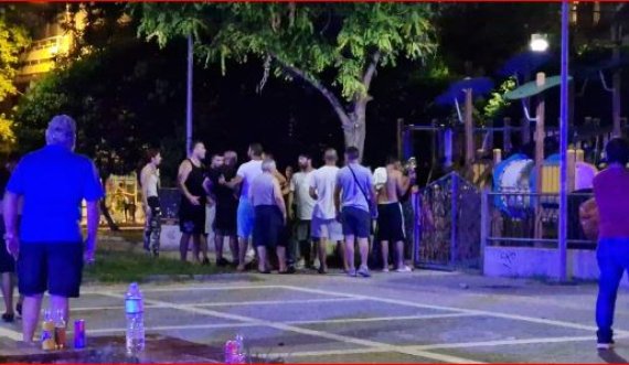 Gurë e shishe alkooli, përleshje masive mes grekëve dhe shqiptarëve, shkak sherri mes fëmijëve