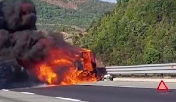 Një Mercedes G-CLASS bëhet shkrumb e hi në Rrugën e Kombit