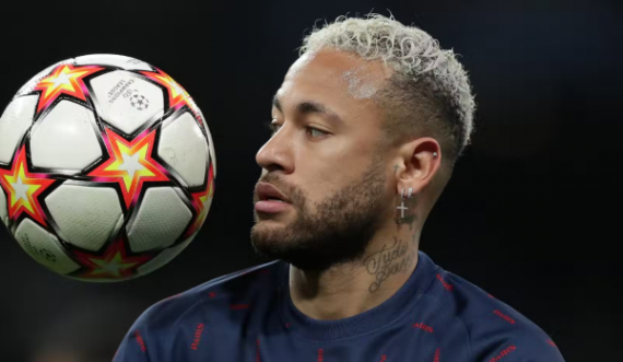 Neymar nuk do të largohet nga PSG-ja, trajneri i ri pritet që t’ia ndryshojë rolin në fushë