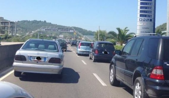 Trafik i rënduar në zonat bregdetare, dyndje automjetesh në Vlorë dhe Durrës