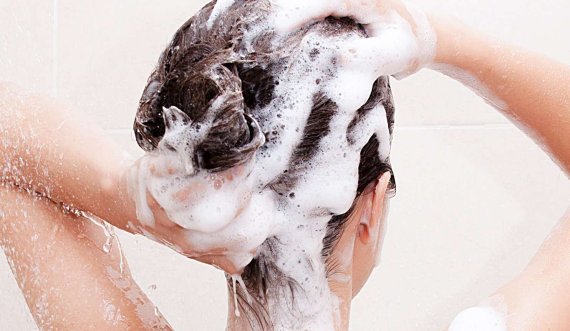 Paralajmërimi i mjekes: 5 arsye përse nuk duhet ta bëni dushin kurrsesi në këtë orar