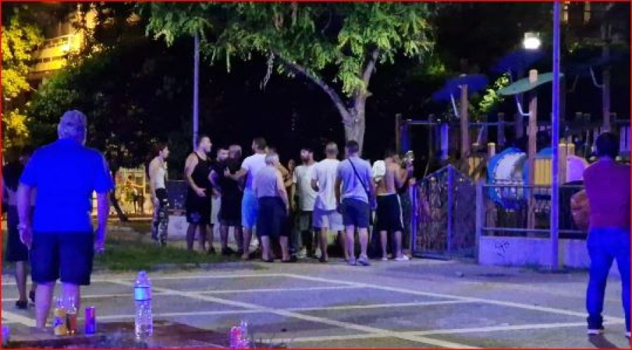 Gurë e shishe alkooli, përleshje masive mes grekëve dhe shqiptarëve, shkak sherri mes fëmijëve
