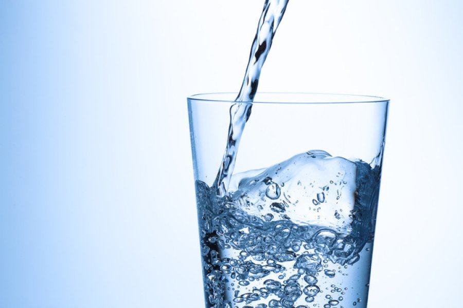 Sa është e rëndësishme të nisni ditën duke pirë ujë 
