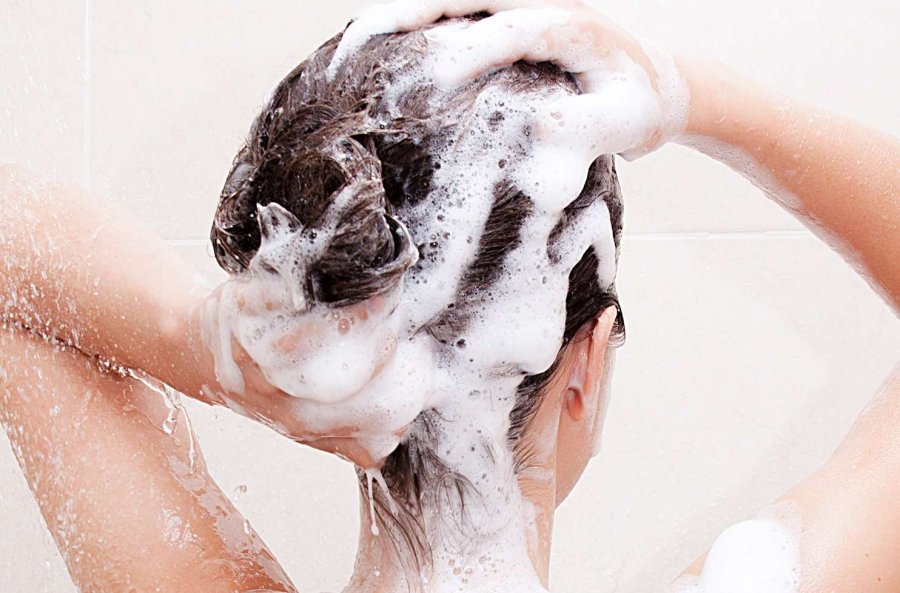 Paralajmërimi i mjekes: 5 arsye përse nuk duhet ta bëni dushin kurrsesi në këtë orar